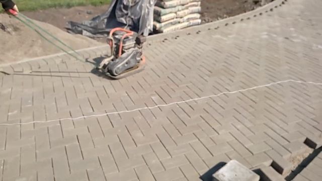 тротуар из серой брусчатки смотреть онлайн