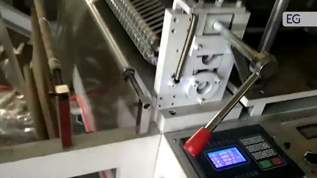 Станок для производства одноразовых полиэтиленовых пеньюаров накидок ZR-N500 смотреть онлайн