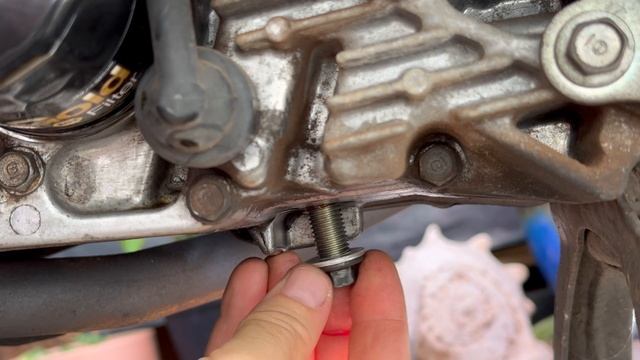 Honda Forza 300 - Engine Oil / Oil Filter Change | Mitch's Scooter Stuff смотреть онлайн