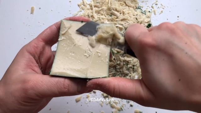 Резка крашенного мыла в зелёный цвет/cutting dry colored soap, crisp varnished soap,satisfying vide смотреть онлайн