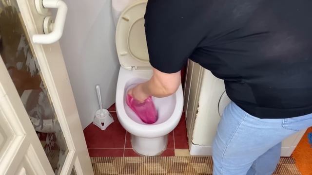Как прочистить унитаз если засор ( Засор в унитазе) смотреть онлайн