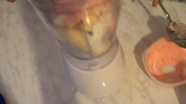 Как сделать коктейль с мороженым (Milkshake) смотреть онлайн