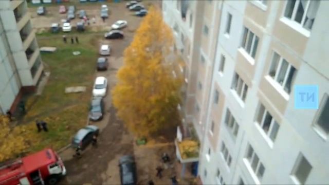 В Нижнекамске сотрудники МЧС спасли пять человек из горящей девятиэтажки смотреть онлайн