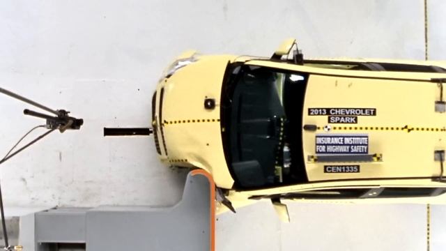 2013 Chevrolet Spark driver-side small overlap IIHS crash test смотреть онлайн