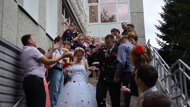 Молодожены выходят из ЗАГСа смотреть онлайн