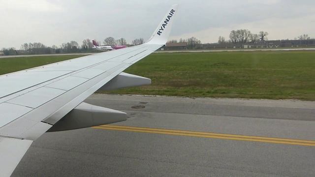 ᴴᴰRYANAIR ✈ B737-800 ✈ taxi,takeoff and climb from Venice Treviso Airport смотреть онлайн