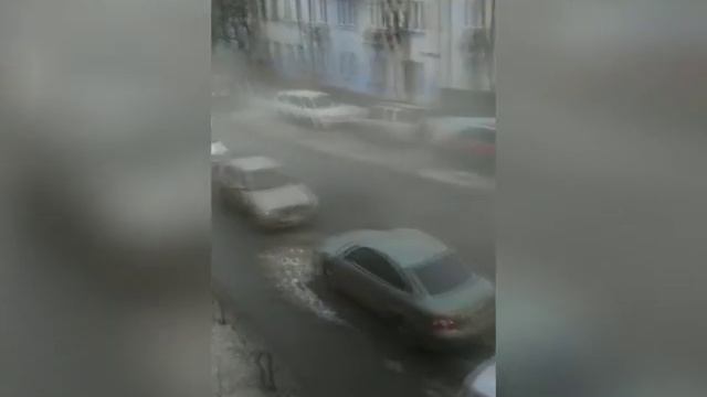 Рабочие сбрасывают мусор с крыши дома в Красноярске смотреть онлайн