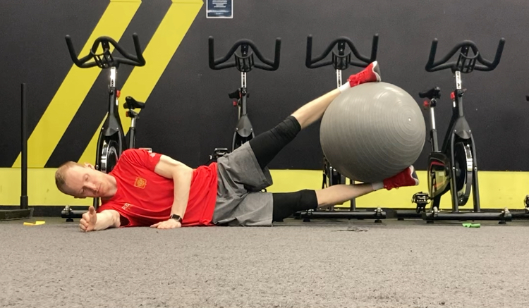 Боковой подьем фитбола