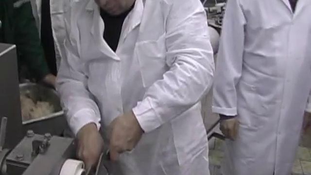 как формируют сосиски и сардельки.avi смотреть онлайн