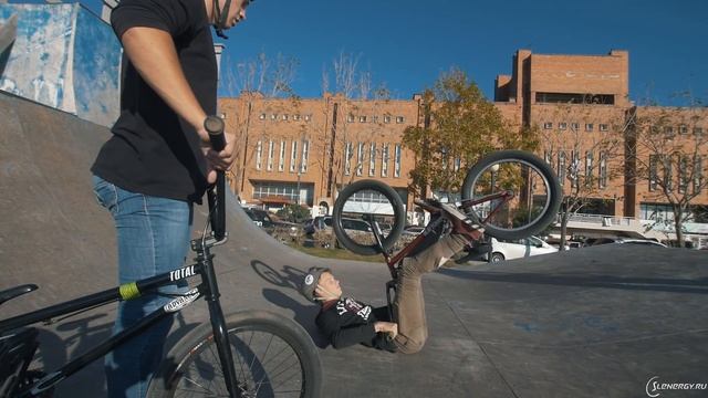 Купить BMX. Урок 6 - Трюки на BMX: no hand, tire grab, no foot смотреть онлайн