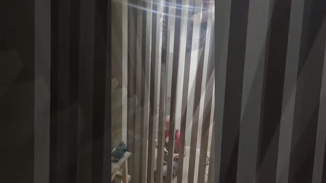 монтаж перегородки из бруса полукругом реечная перегородка смотреть онлайн