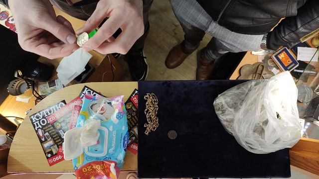 Что приносят в скупку старых вещей ? Позолоченные часы, старые книги и многое другое смотреть онлайн