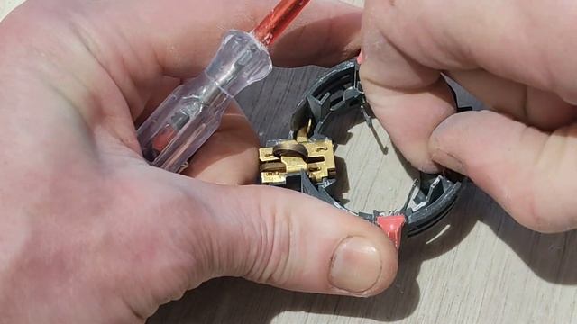 Как заменить щётки на перфораторе