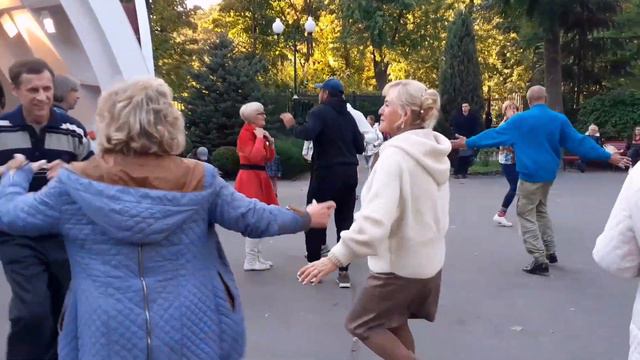 КОГДА УБЕГАЛА ОТ ТЕБЯ БЕЗ ОГЛЯДКИ, ШЛЁПАЛИ ШЛЁПКИ!🙂👍/ТАНЦЫ В ПАРКЕ ГОРЬКОГО ХАРЬКОВ ОКТЯБРЬ 2021 смотреть онлайн