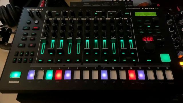 MAKING TECHNO BEATS - ROLAND TR8S DRUM MACHINE смотреть онлайн