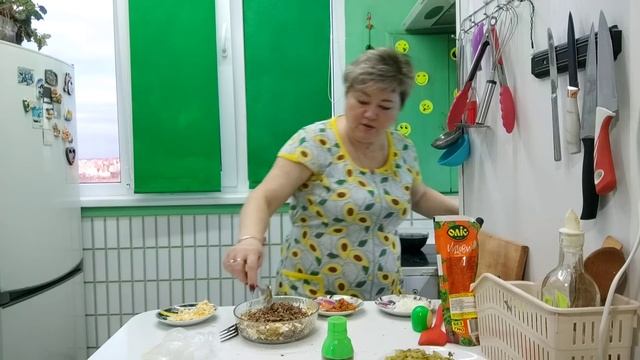 Вкусный салат под хорошие песни.