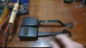 Изобретение фиксатора защелки ремня безопасности.