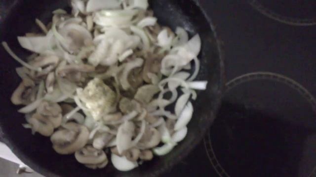 Макароны со сметанно-грибным соусом/Macaroni With Sour Cream Mushroom Sauce