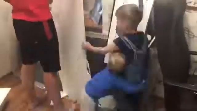 Отзыв о детской кровати-машинке "Бондмобиль" мебельной фабрики "Бельмарко" смотреть онлайн