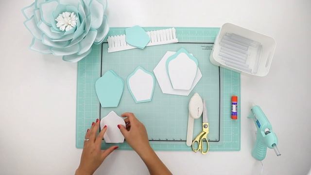 Snowflake/Frozen-Inspired Paper Flower Using Template #20 | Christmas | Winter | Pearl Paper Flower
