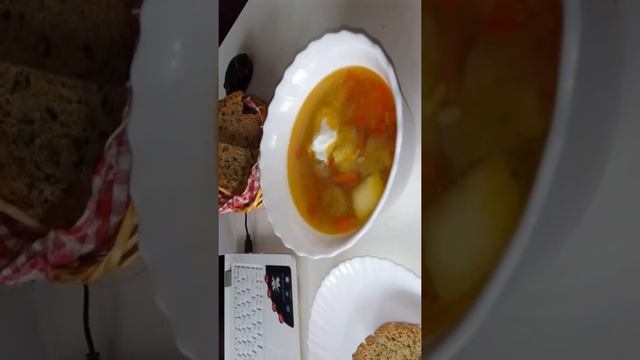 Суп с фрикадельками и без дрожжевой хлеб за 30минут