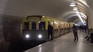 Первый поезд метро Москвы  - Типа А - на станции Площадь Революции