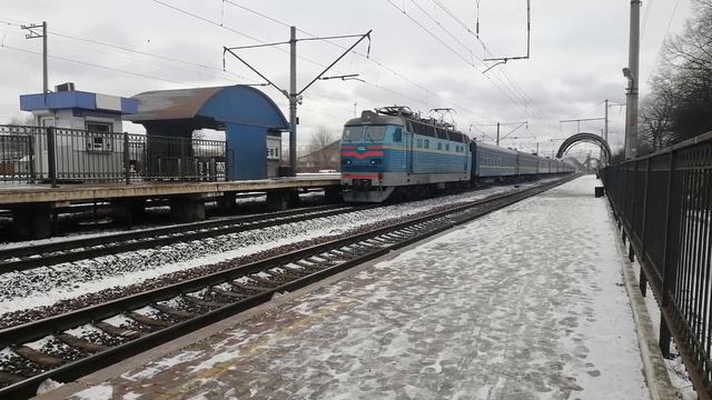 ЧС4-040 с пассажирским поездом смотреть онлайн