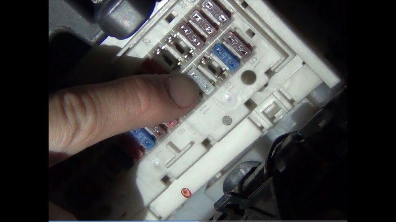 Замена предохранителя №23 цепи CIGACC в Тойоте королла Е150 смотреть онлайн