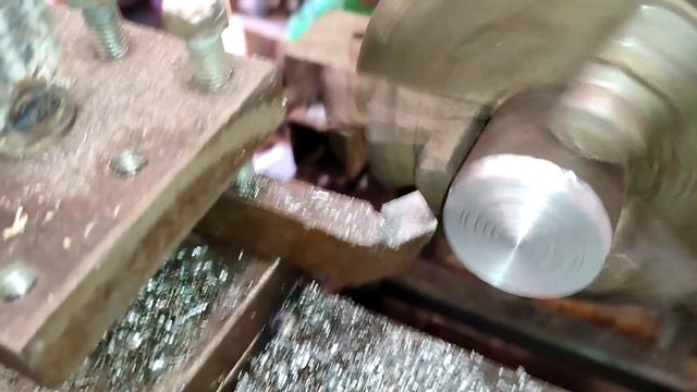 Токарный станок по металлу своими руками из хлама Серия 7 (Двигатель и первая стружка) смотреть онлайн