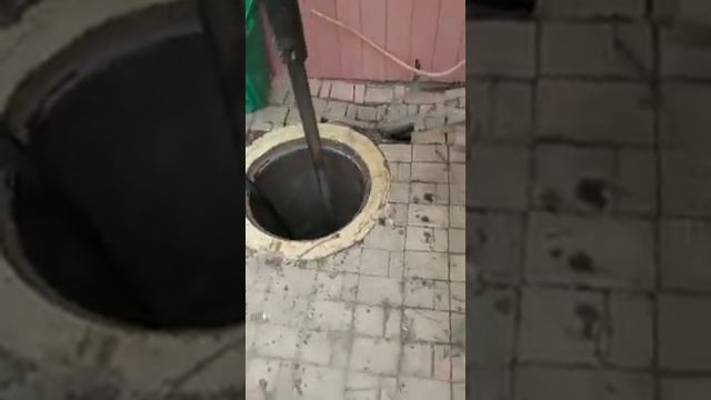 Септик из колец Реанимируем Чистка и углубление Машиной с установкой трубы ! смотреть онлайн