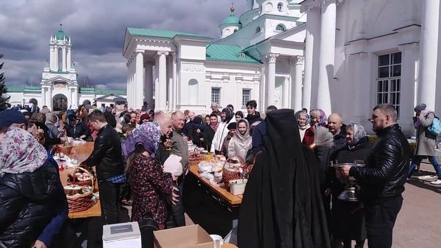 Освящение пасхальных куличей, пасок и яиц в Спасо-Яковлевском Димитриевом монастыре смотреть онлайн