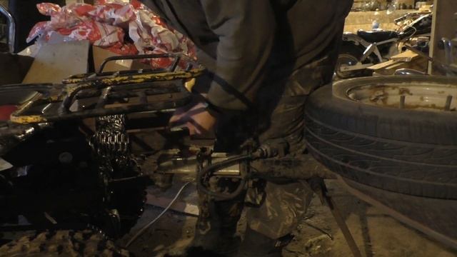 Мини трактор тащит автомобильный прицеп. смотреть онлайн