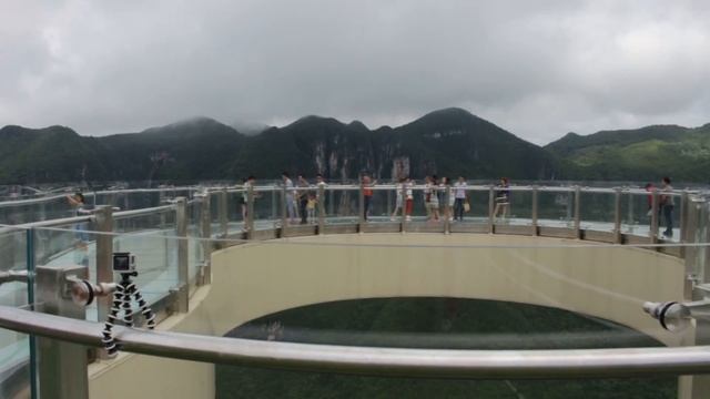 The World's Largest Glass Viewing Platform - China's Longgang Glass Bridge смотреть онлайн