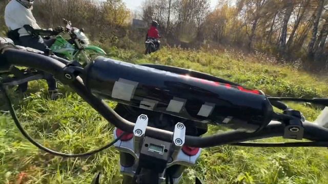 ?ОСЕННЯЯ ПОКАТУШКА? С ДРУЗЬЯМИ НА ПИТБАЙКАХ! Школьники На Питбайках Нашли ПОЛЕ смотреть онлайн