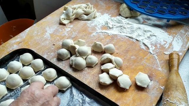 МАШИНКА ДЛЯ ЛЕПКИ ПЕЛЬМЕНЕЙ . КТО ЕСТ ЧЕРЕМУХУ. смотреть онлайн