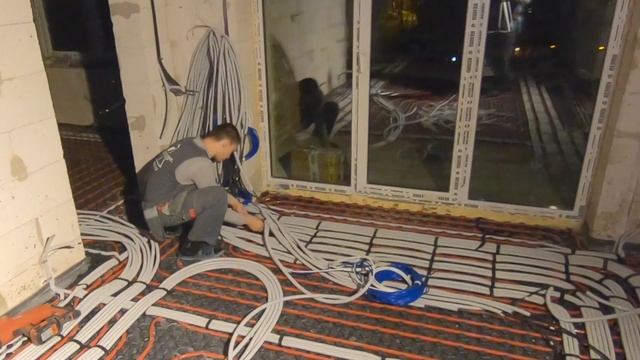 Электромонтажные работы в загородном доме. Монтаж электрики по полу от мастеров компании Profem.ru. смотреть онлайн