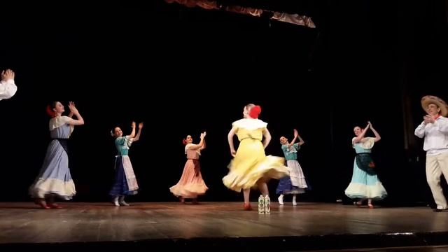 Мексиканский танец с бутылками, ансамбль танца "Кудринка", 22.05.2021, ДК "Красный Октябрь" смотреть онлайн