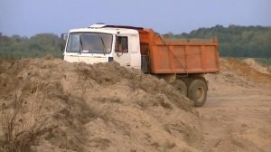 Самосвалы МАЗ-5516 разгружаются