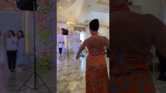 Красивая осетинская женщина танцует смотреть онлайн