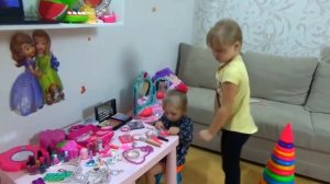 Маргарита и Лера НЕ ХОТЯТ делиться ПЛАТЬЯМИ волшебная фея ЗОЛУШКА Cinderella Funny kids story