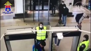 При досмотре мужчина снял трусы