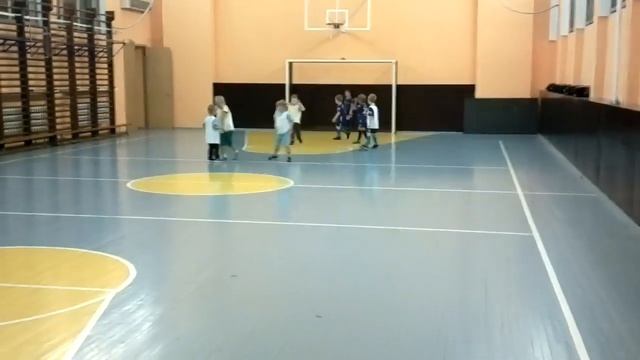 8 октября 2013 года - тренировка по футболу в зале детей 4-5 лет. смотреть онлайн