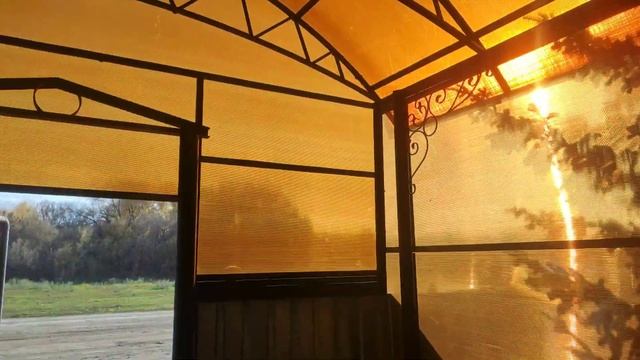 Навес из поликарбоната высокой плотности