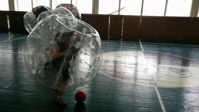 Бампербол СПб СК Екатерининский. Дети играют в футбол в шарах. смотреть онлайн