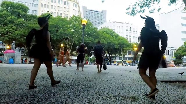 Уличная тусовка на карнавале в Рио костюмы и концерты толпы. Street RIO Carnival atmosphere dance смотреть онлайн