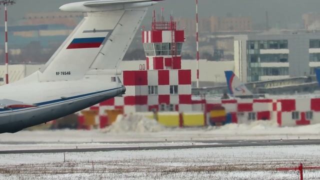 Тяжелый транспортный самолет Ил-76МД посадка и взлет смотреть онлайн