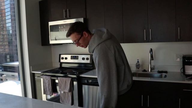 BEST COLLEGE DORM TOUR | Columbia College Chicago смотреть онлайн