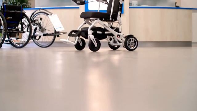 Складная и легкая электрическая коляска Meyra iTravel Extra Light Folding Eletro Power Chair смотреть онлайн