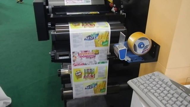 Секция резки на листы - Флексографская печатная машина в работе на выставке - DSCN0628 смотреть онлайн