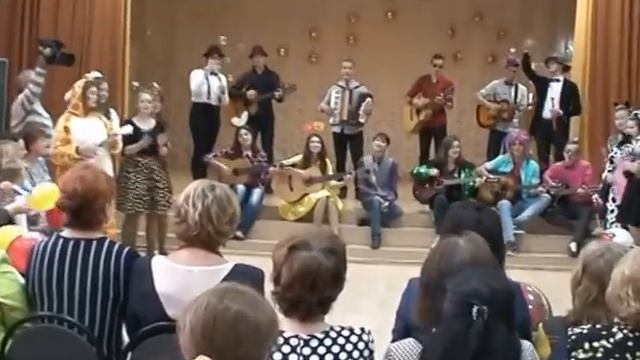 С ДНЕМ УЧИТЕЛЯ! Бродячие артисты поздравили учителей 2 Гимназии смотреть онлайн